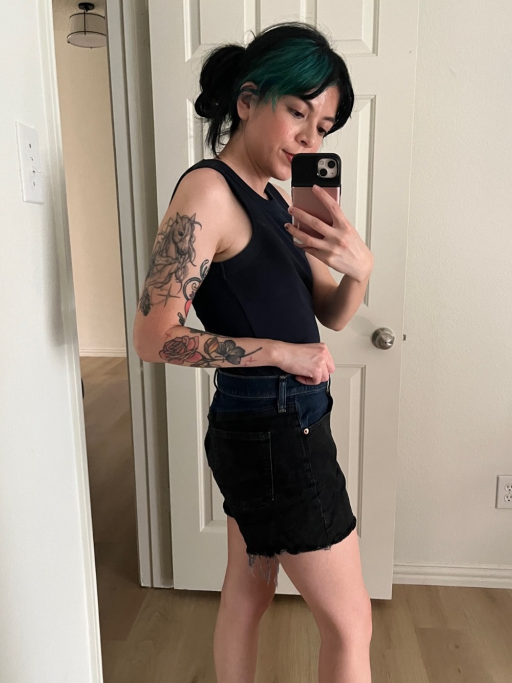 GAP Two-Tone Girlfriend Short High Rise - Picture 5 of 6